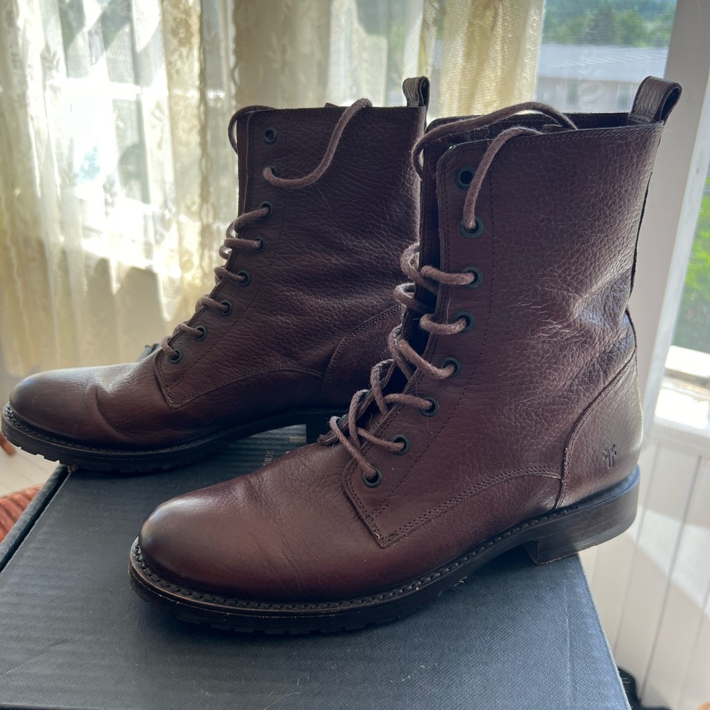 FRYE Natalie Lace Up boots in dark brown. VGUC- barely worn - with original box